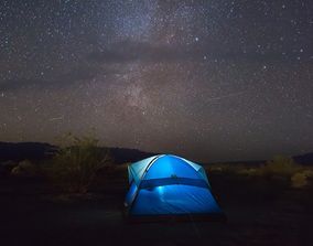 Палатка на фоне ночного звездного неба.